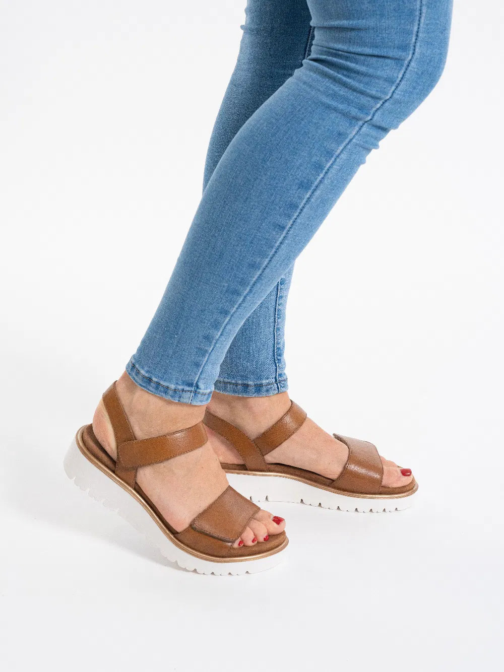 Sandalo regolabile in pelle zeppa 4,5 cm.