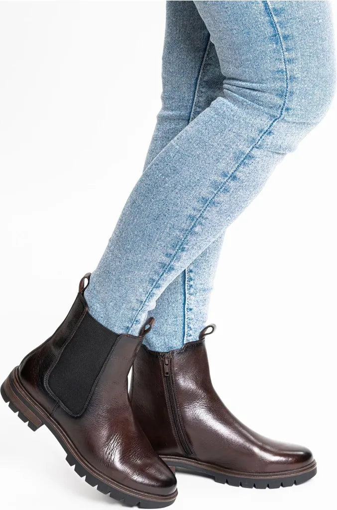 Polacchino in pelle con zip tacco 2,5 cm.