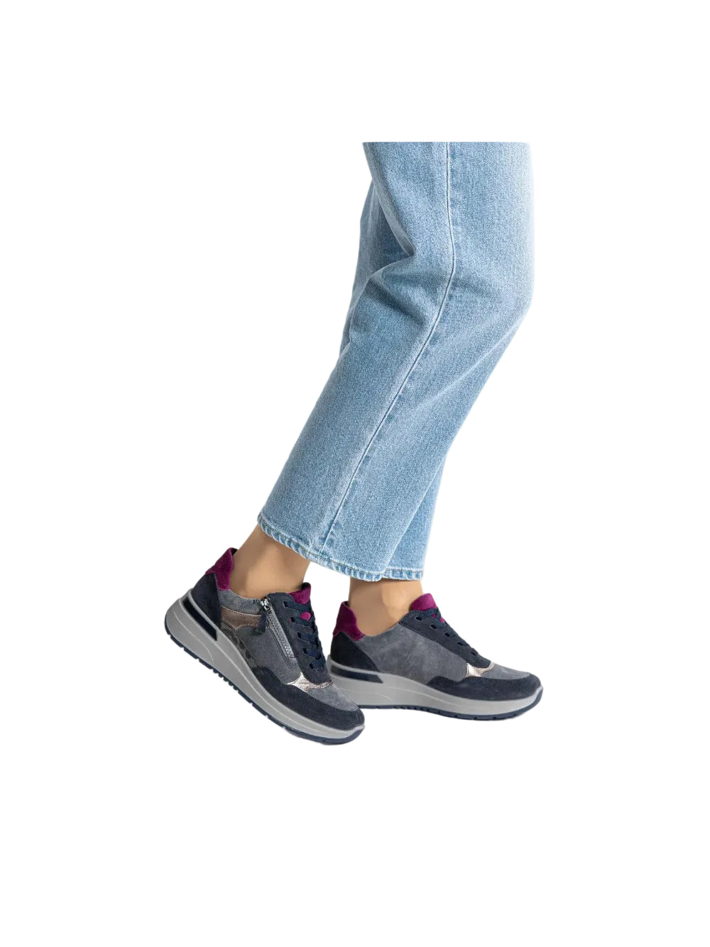 Sneaker in camoscio tacco 5 cm.