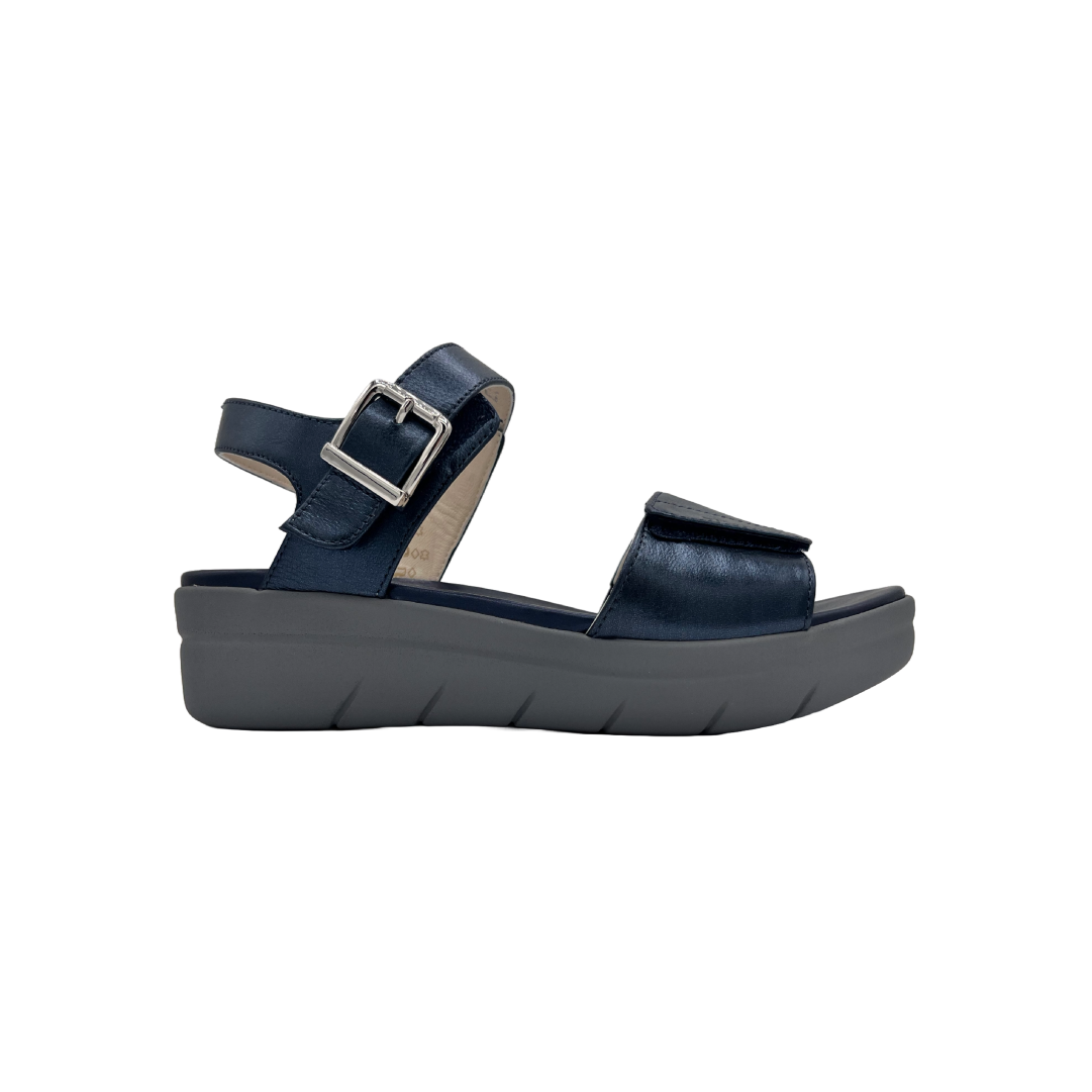 Sandalo in pelle zeppa 4 cm.