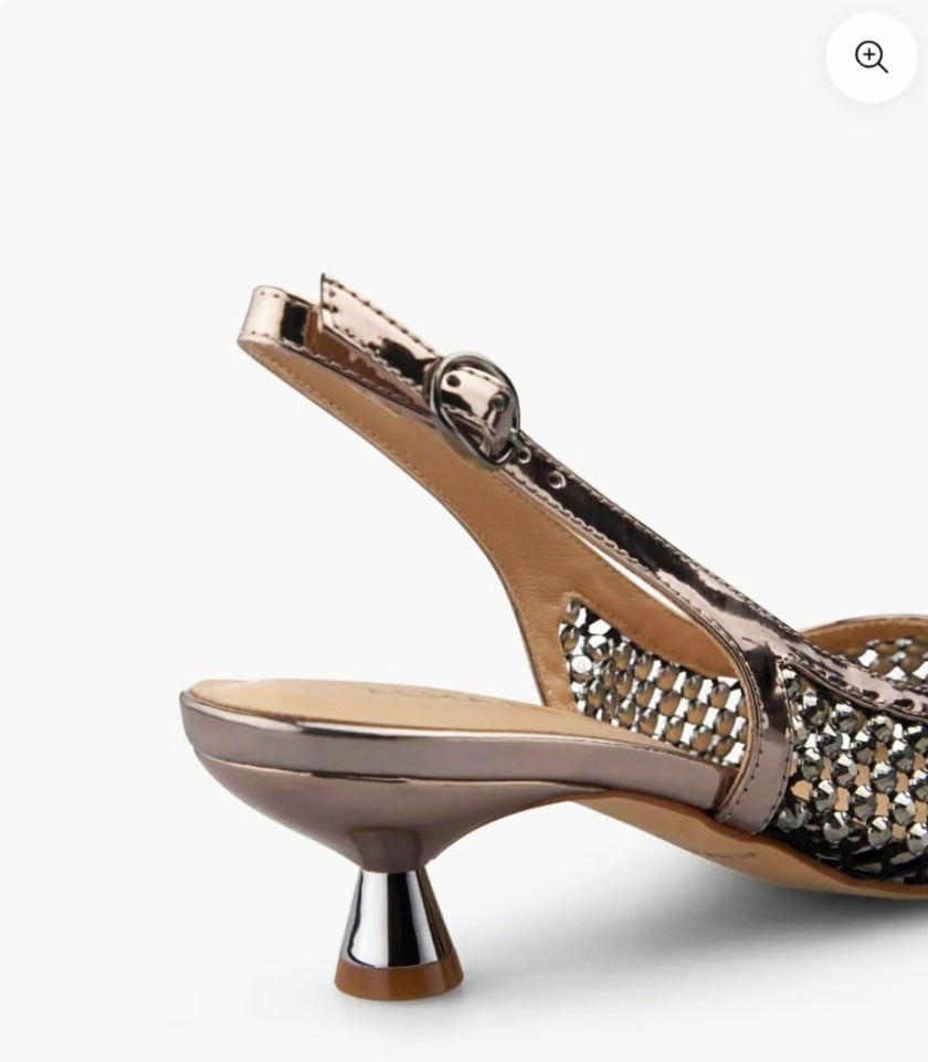 Chanel in pelle con applicazioni in strass punta slanciata tacco 5 cm.