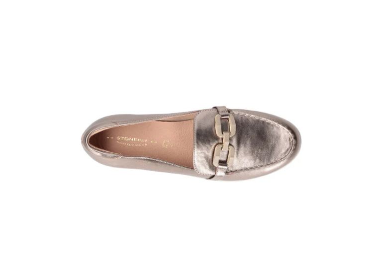 Mocassino in pelle laminata con applicazione tacco 3 cm.