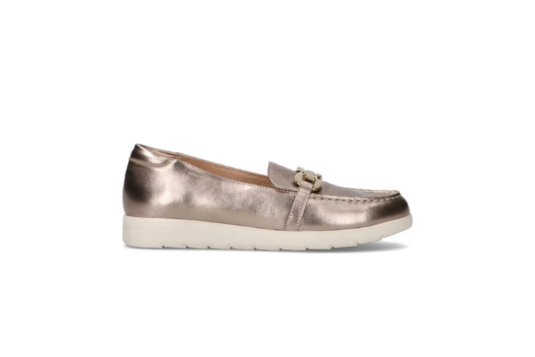 Mocassino in pelle laminata con applicazione tacco 3 cm.