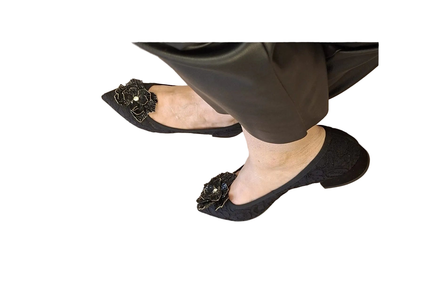 Décolleté slanciato in pizzo e rete con fiore applicato tacco 2 cm.