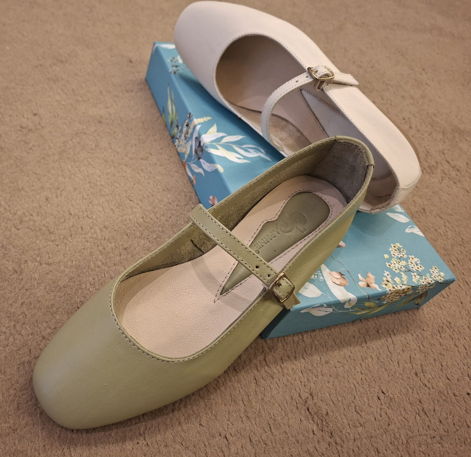 Decolletè ballerina mary jane con cinturino regolabile in pelle tacco 1 cm.