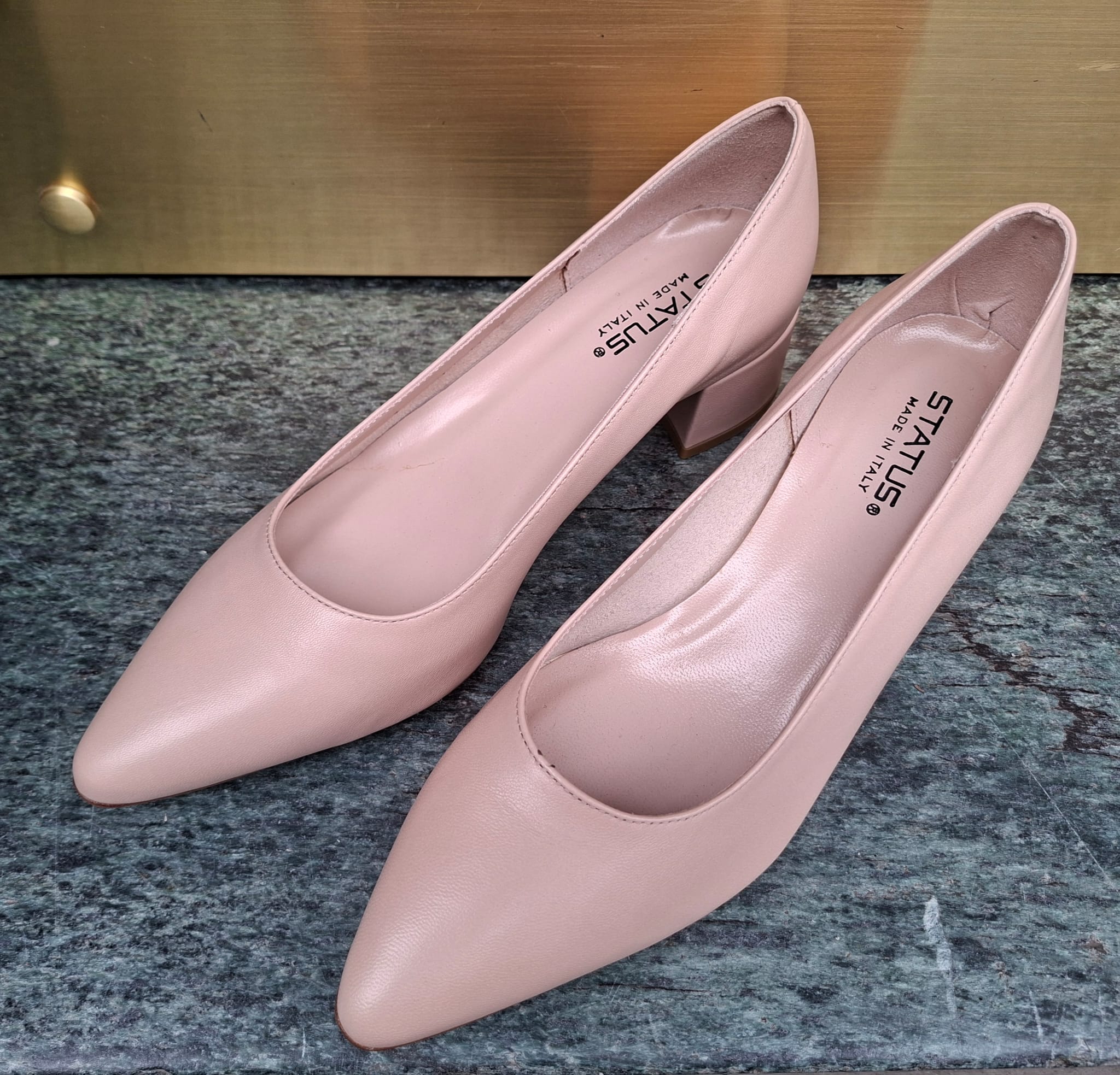 Décolleté slanciato in camoscio o pelle tacco 3 cm.