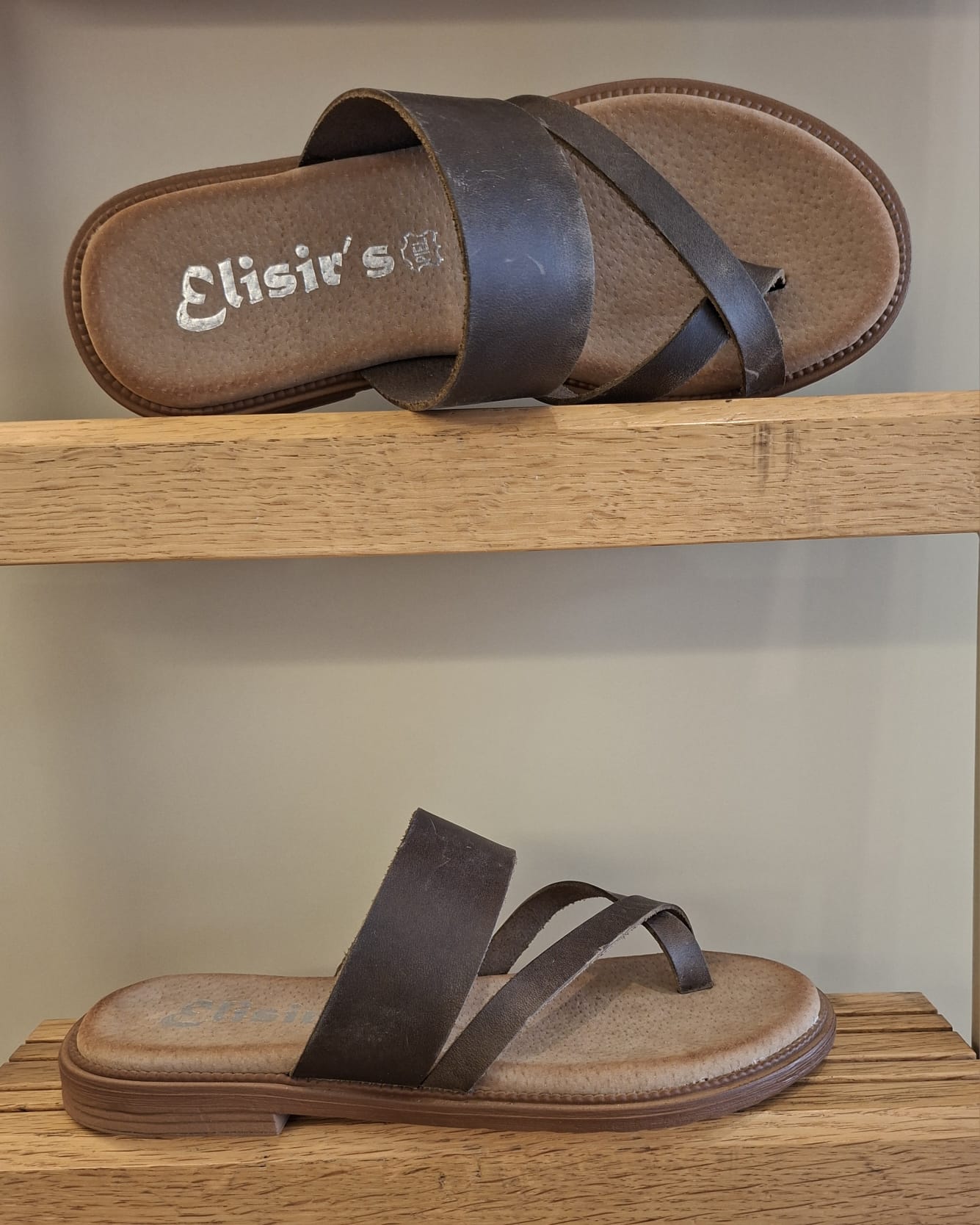 Infradito ciabattina in pelle tacco 2,5 cm.