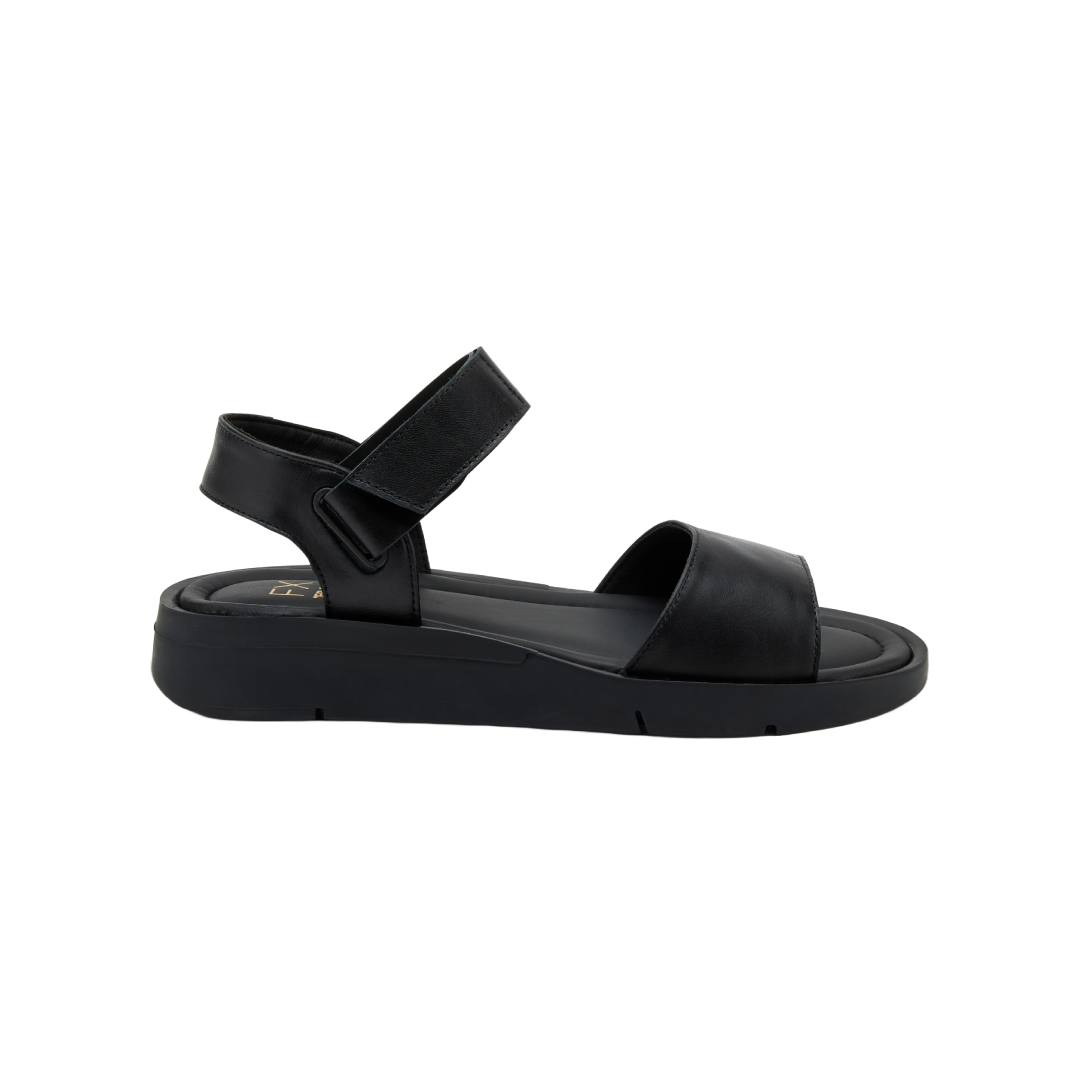 Sandalo a fascia pelle nera zeppetta 3 cm.