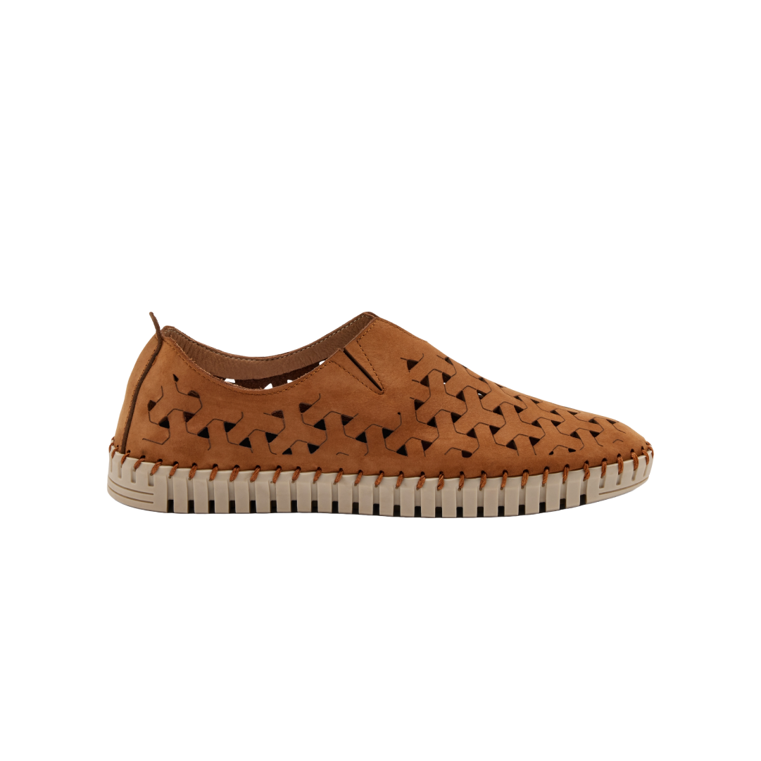 Slip-on traforata in nabuk zeppetta 2 cm.