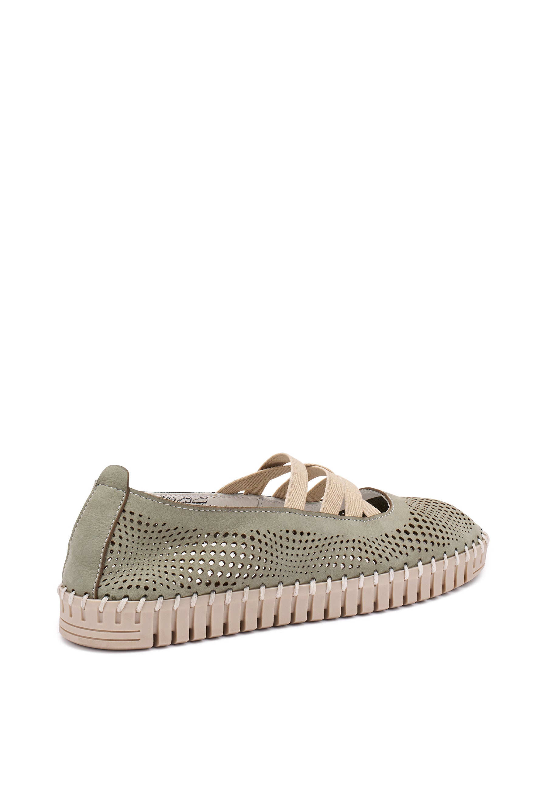 Ballerina in nabuk sfoderata e traforata con elastici con tacco interno di 1,5 cm.