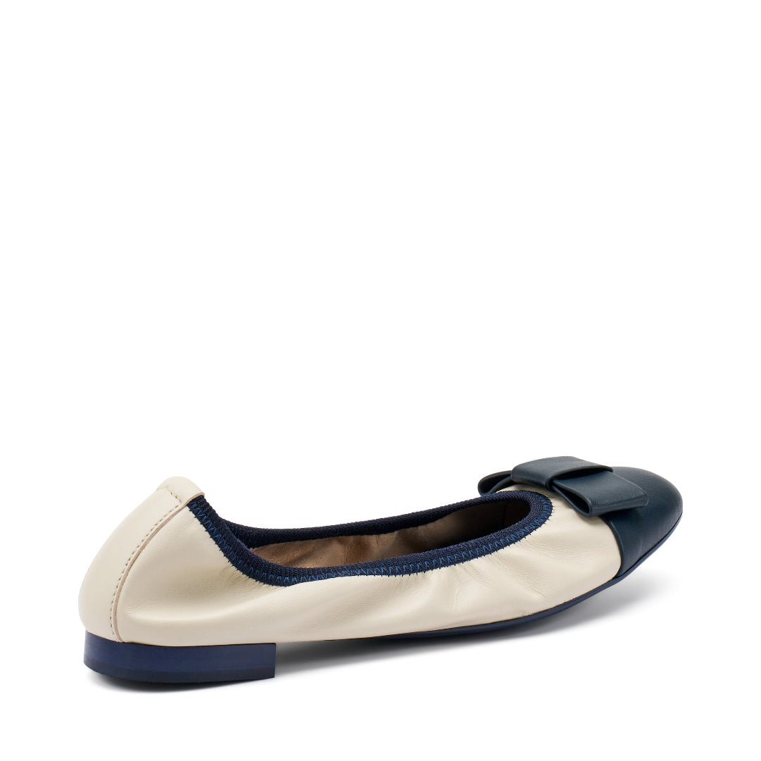 Ballerina in pelle sfoderata bicolore con gala tacco di 1,5 cm.