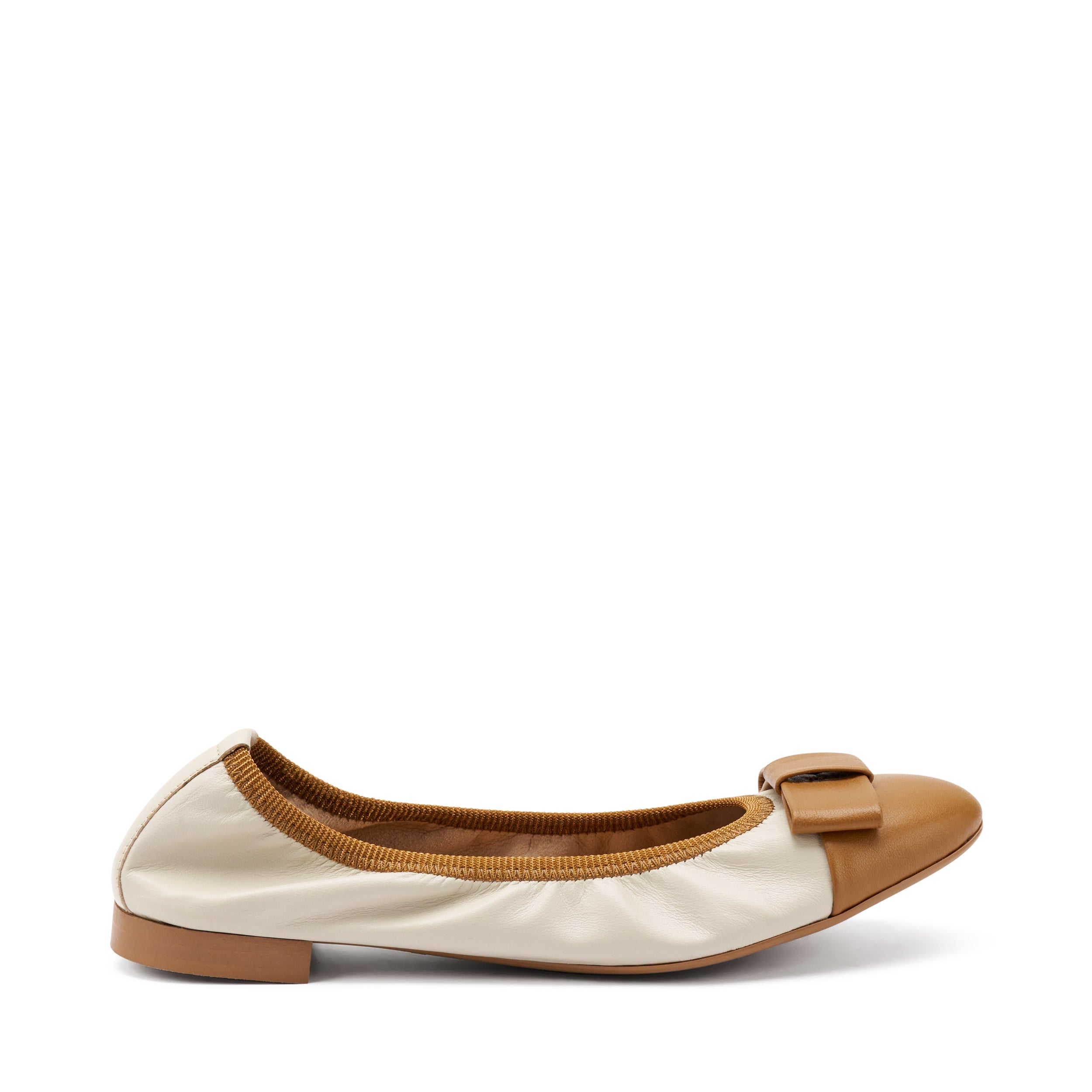 Ballerina in pelle sfoderata bicolore con gala tacco di 1,5 cm.