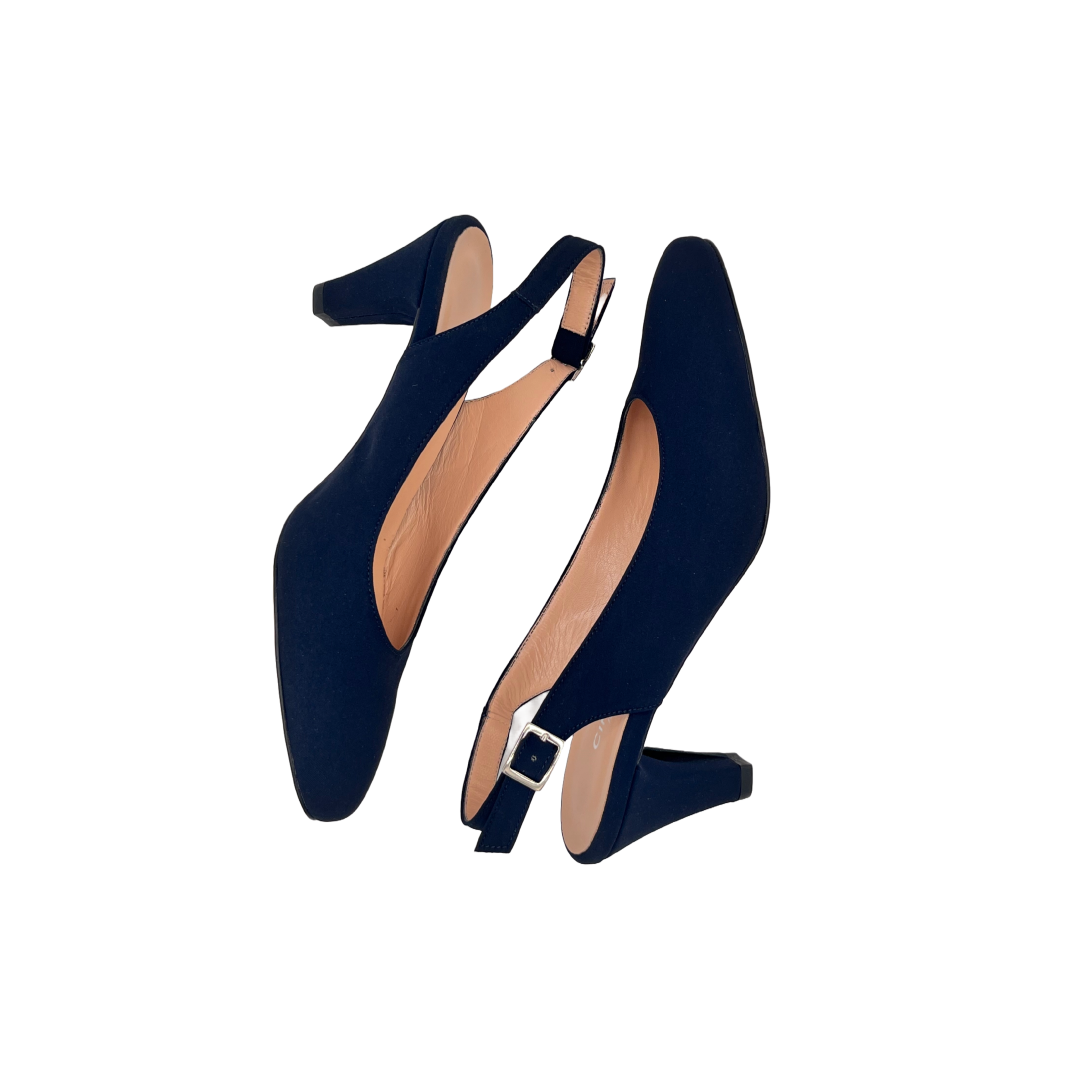 Chanel in tessuto, cinturino regolabile, tacco 6 cm.