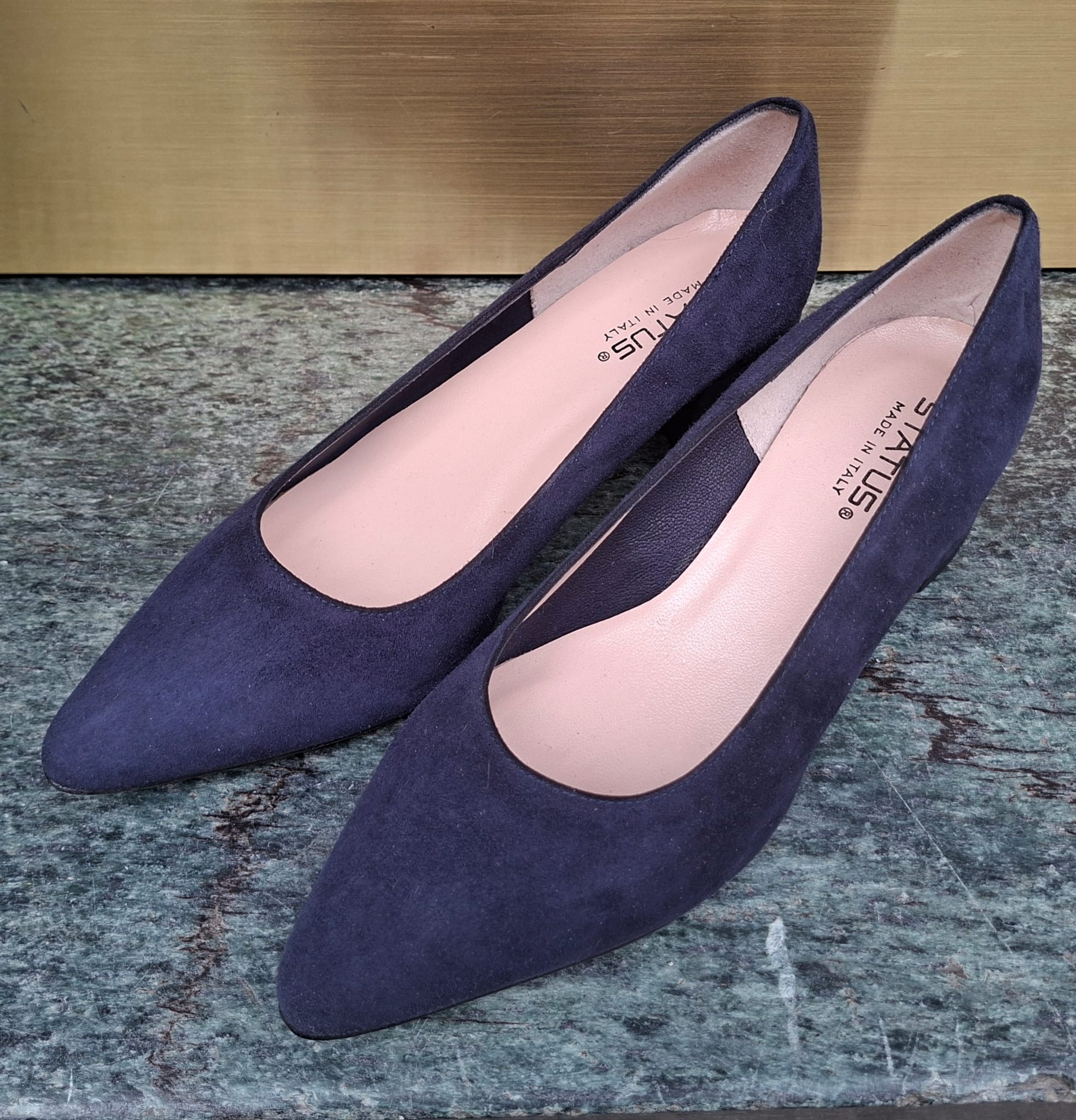 Décolleté slanciato in camoscio o pelle tacco 3 cm.