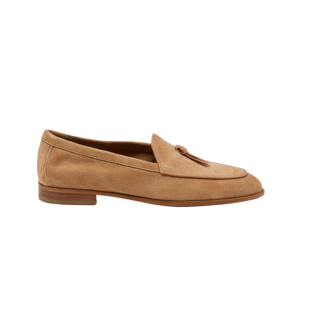 Mocassino affusolato in camoscio beige tacco 2 cm.
