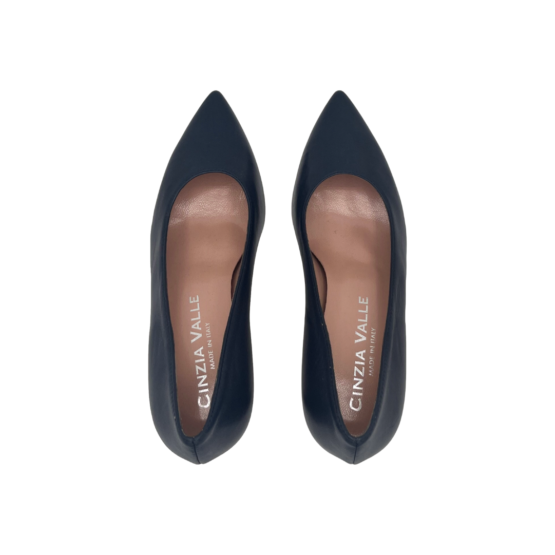 Décolleté in pelle leggera, tacco 6 cm.