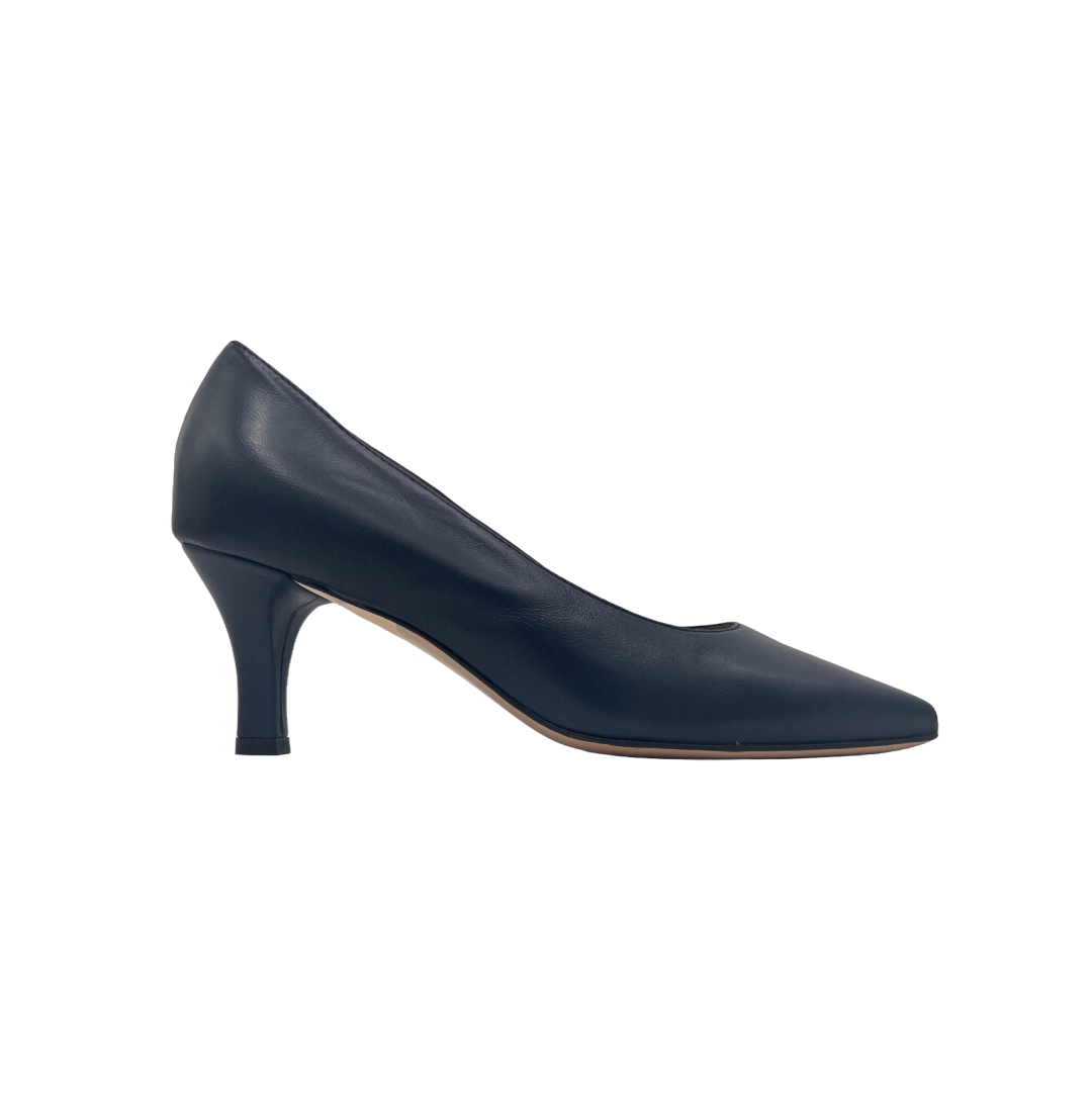Décolleté in pelle leggera, tacco 6 cm.
