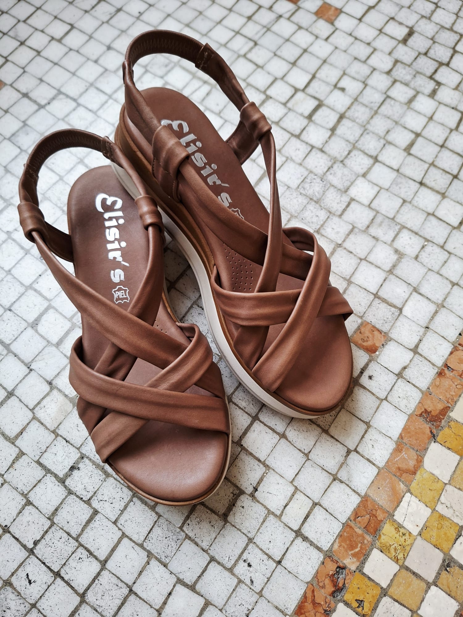Sandalo in pelle zeppa 5 cm.