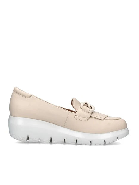 Mocassino in pelle con zeppa tacco 4,5 cm.