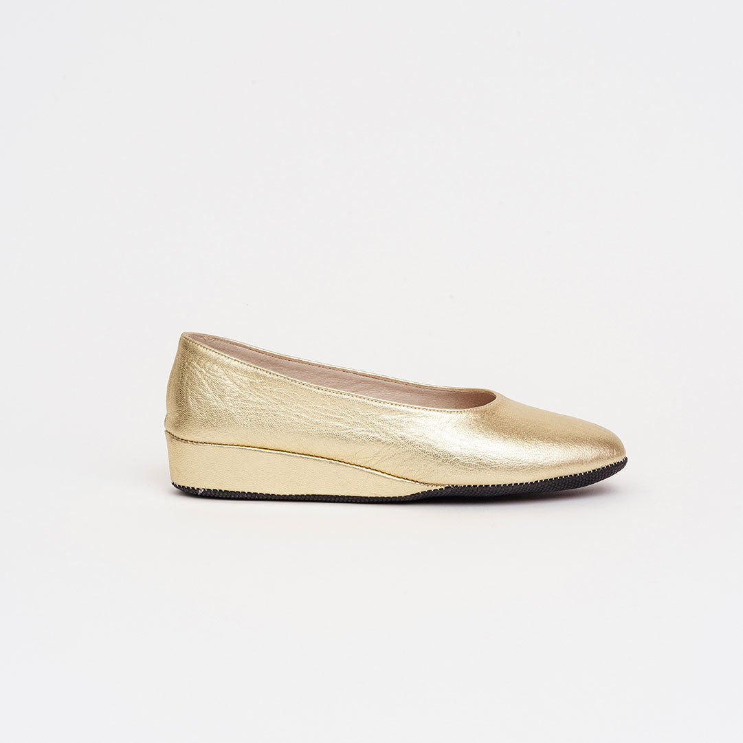 Pantofola chiusa in pelle tacco 2,5 cm.