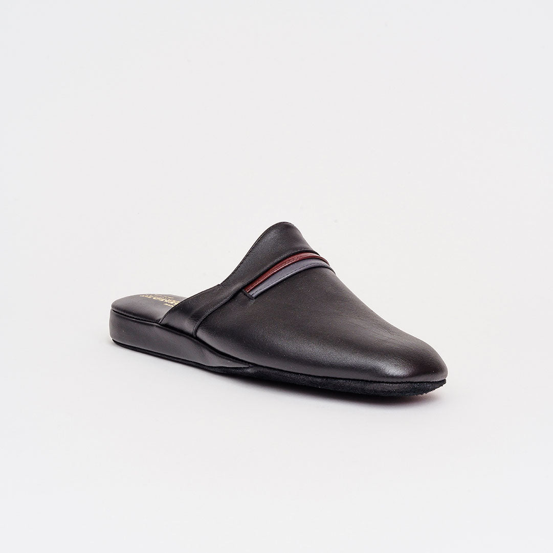 Pianella in pelle nera, blu o bordeaux con fascetta in contrasto tacco 1,5 cm.