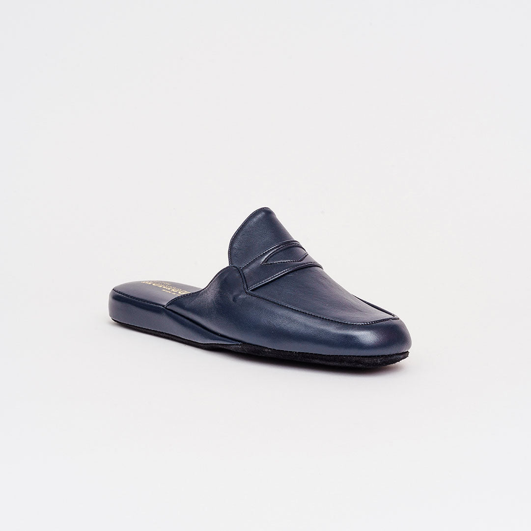 Pianella in pelle blu e bordeaux con pattina tipo mocassino tacco 1,5 cm.