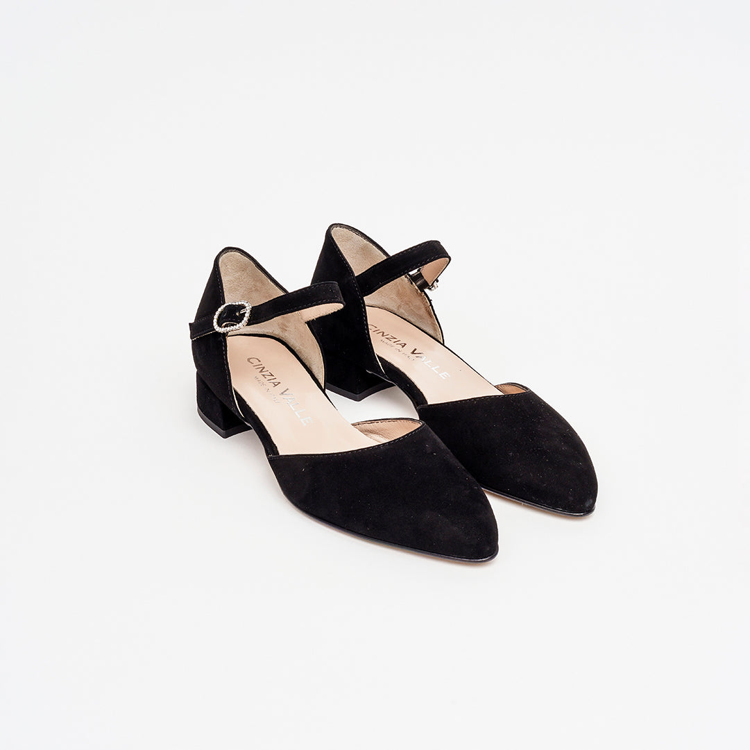 Décolleté aperto ai lati con cinturino alla caviglia, punta slanciata camoscio tacco 2,5 cm.