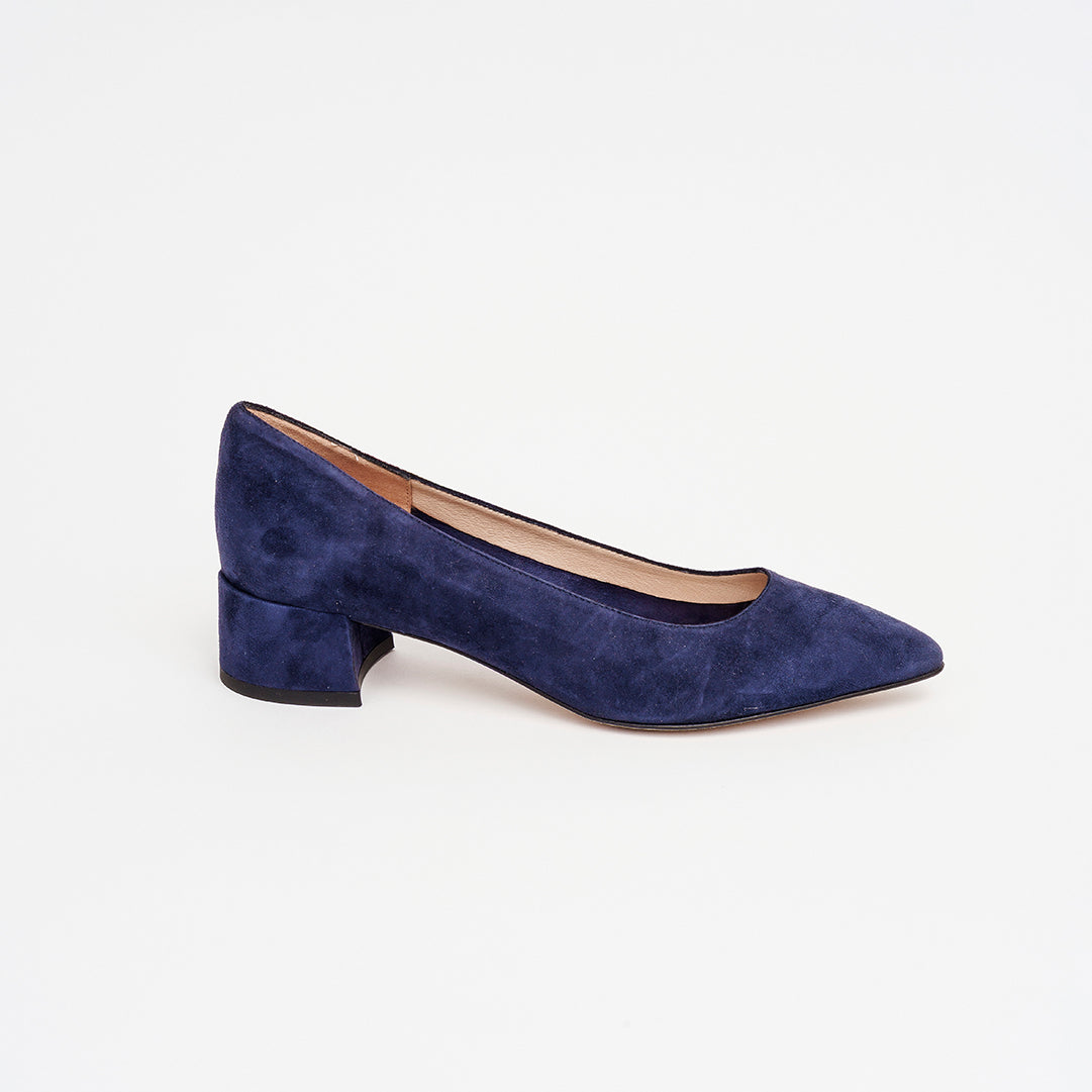 Décolleté slanciato in camoscio tacco 3 cm.