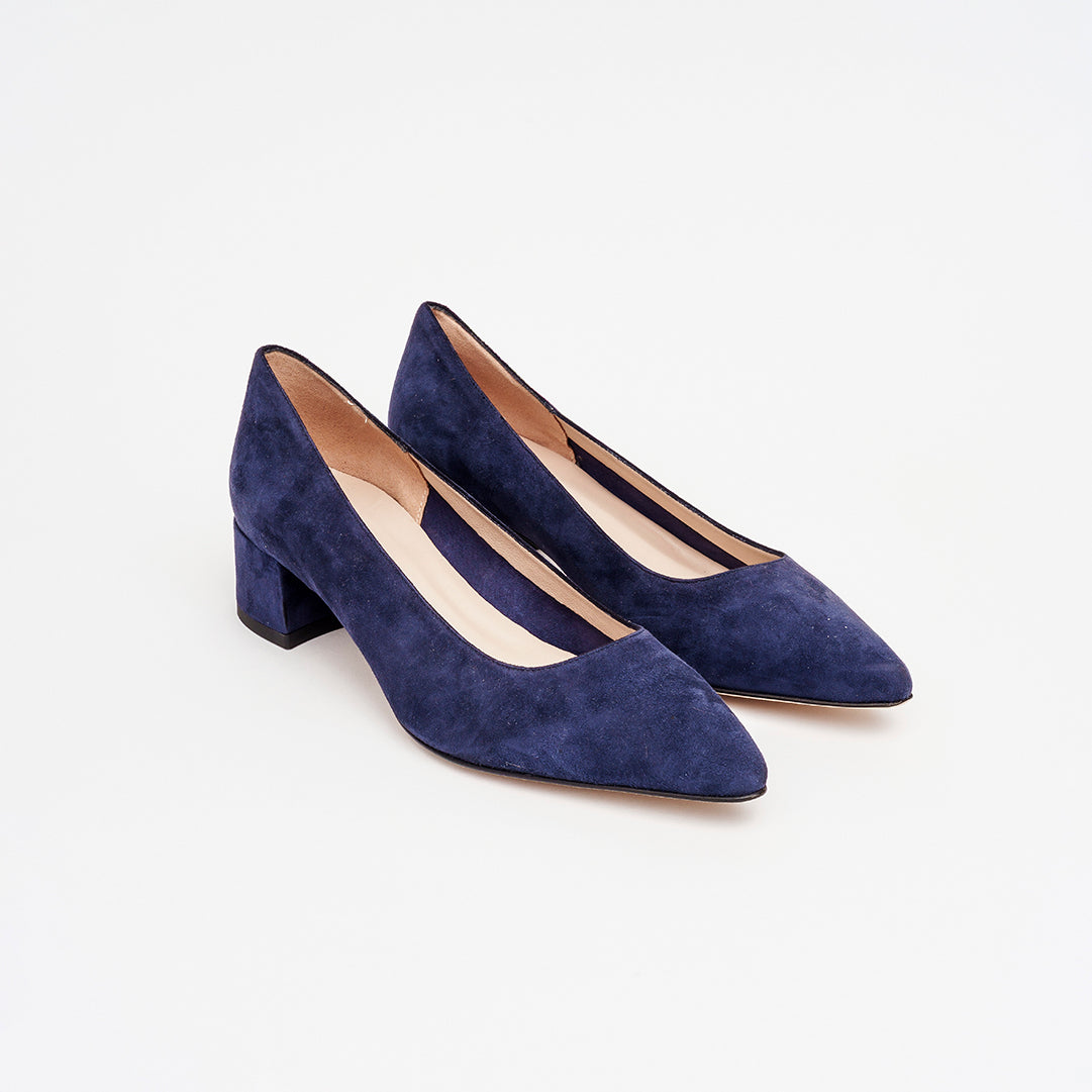 Décolleté slanciato in camoscio tacco 3 cm.