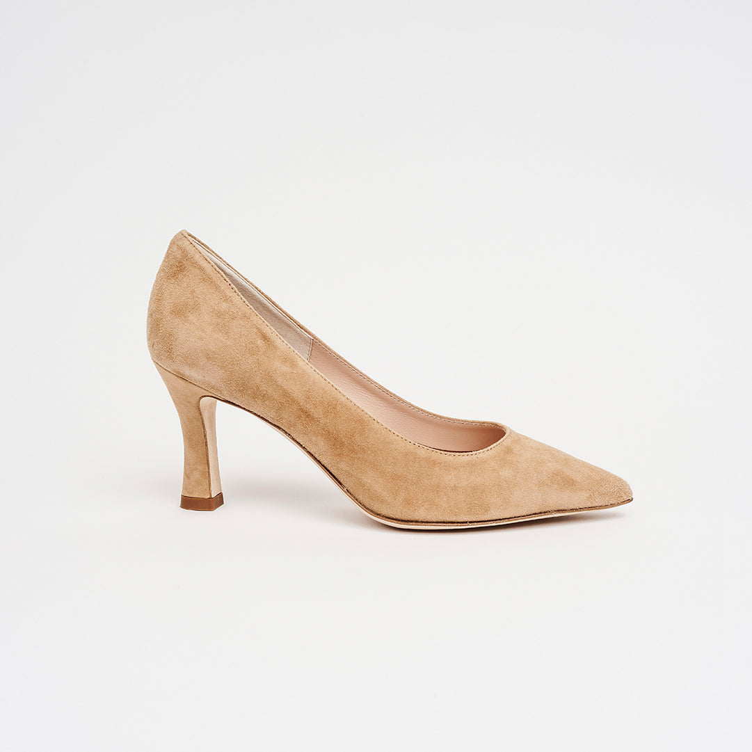 Décolleté in camoscio con punta slanciata tacco 7 cm.