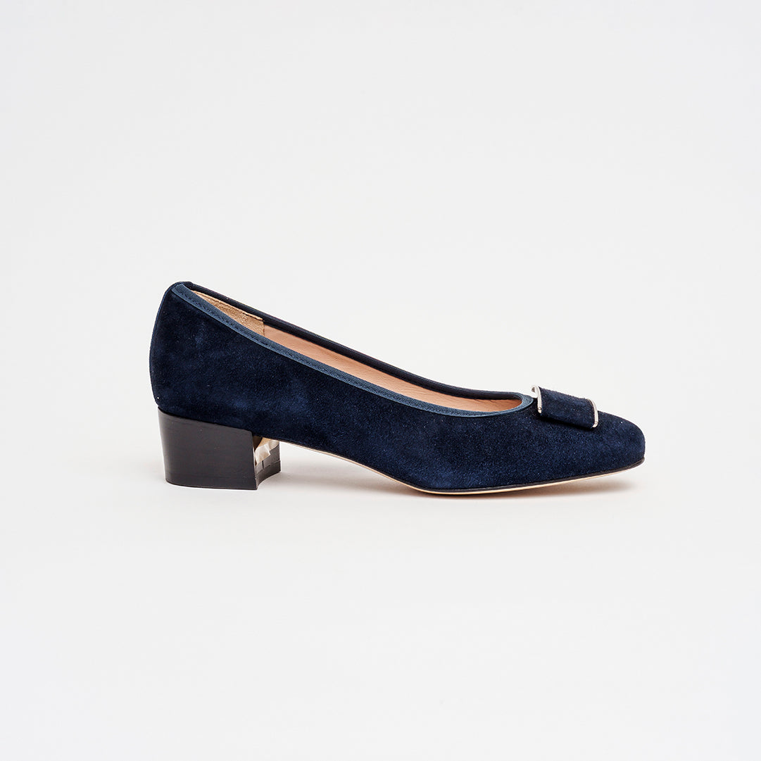 Décolleté in camoscio con accessorio tacco 3 cm.