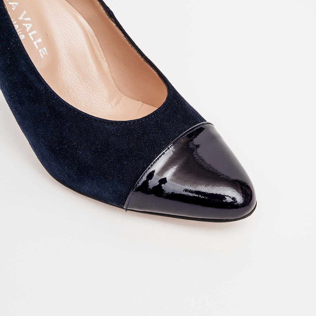 Décolleté in camoscio e vernice tacco 7 cm.