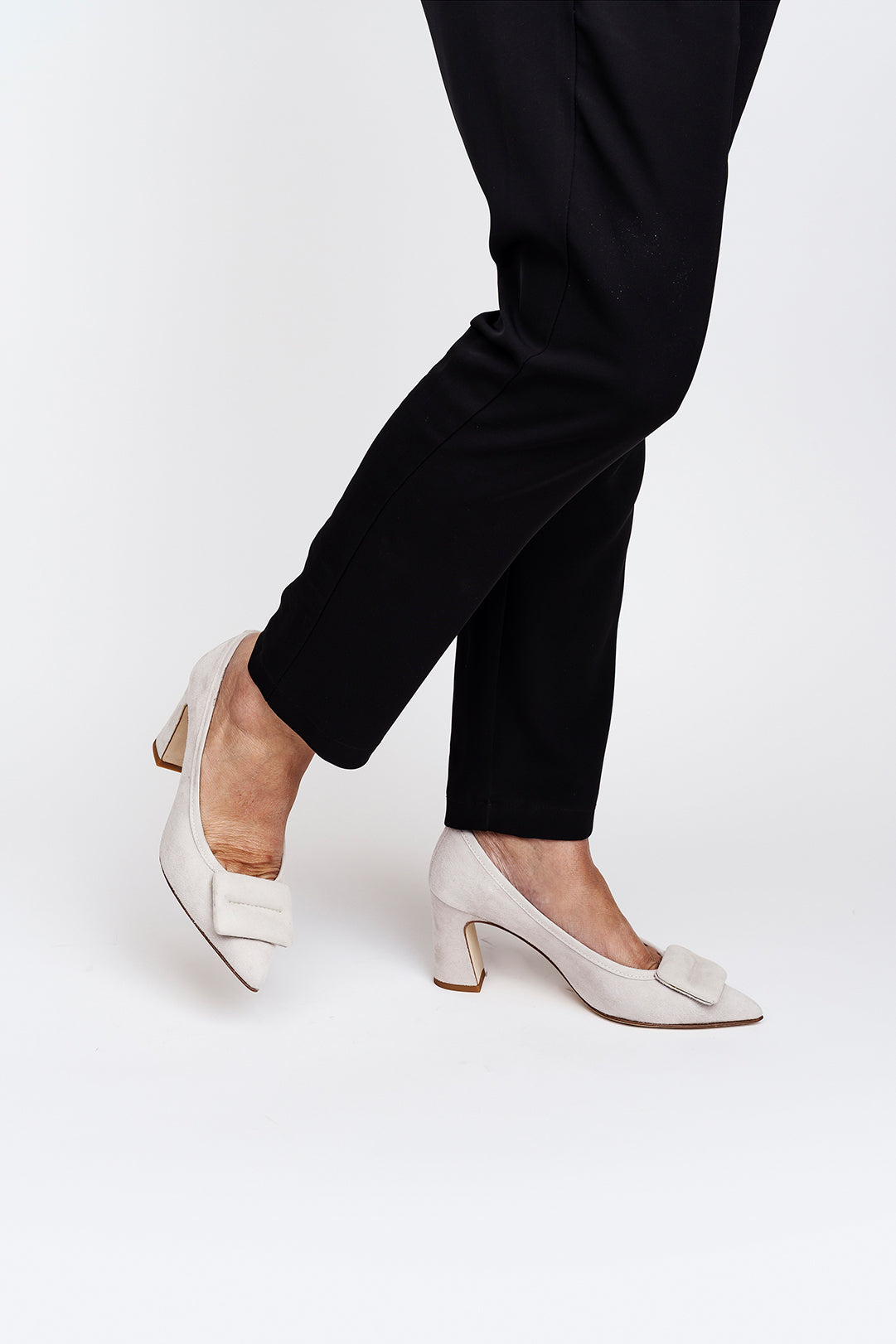 Décolleté in camoscio con punta slanciata e accessorio tacco 7 cm.