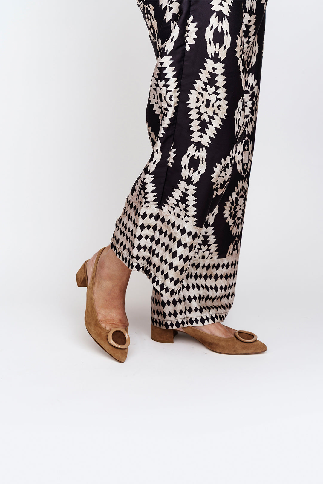 Chanel slanciata in camoscio con accessorio tacco 3 cm.