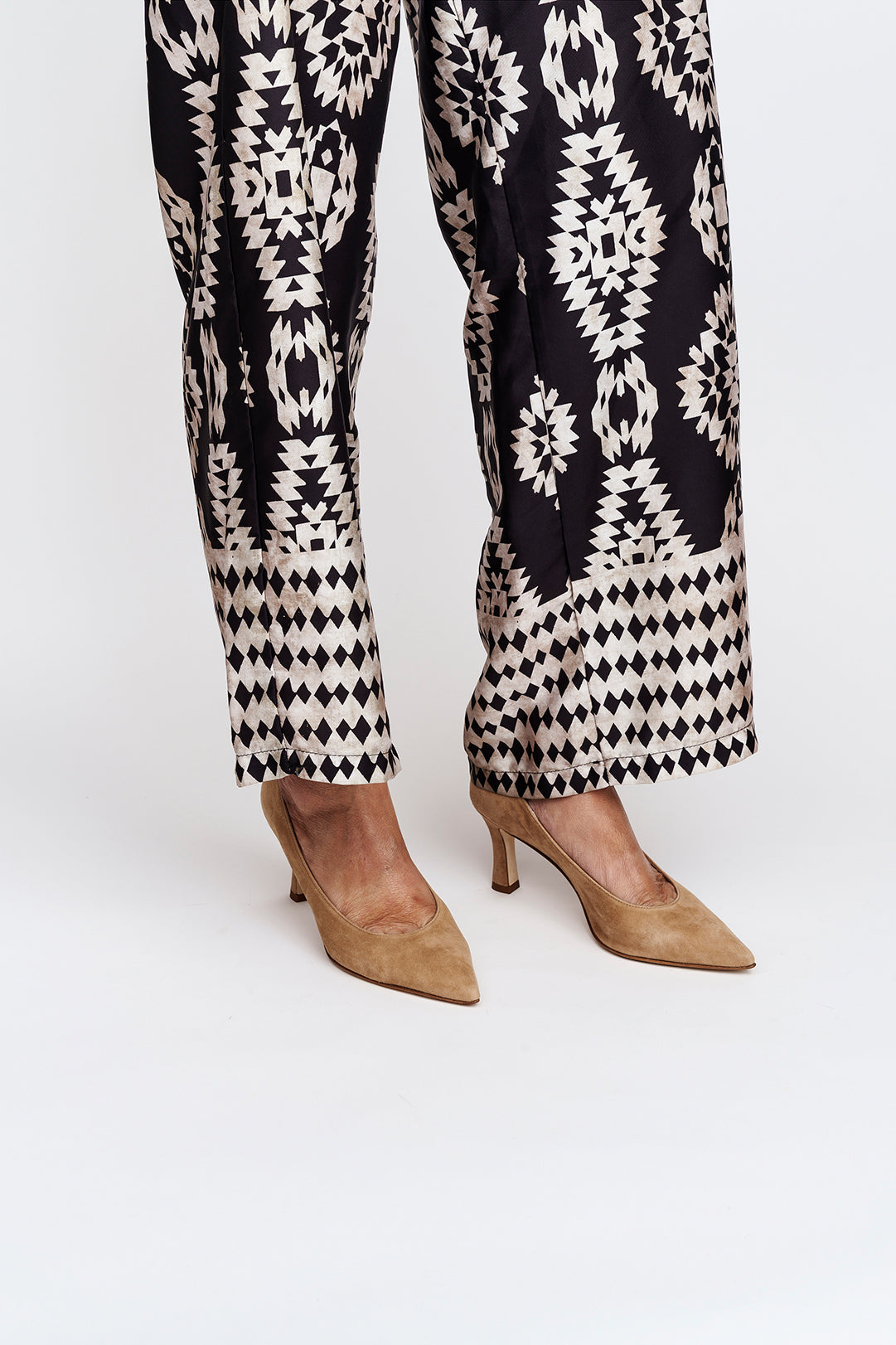 Décolleté in camoscio con punta slanciata tacco 7 cm.