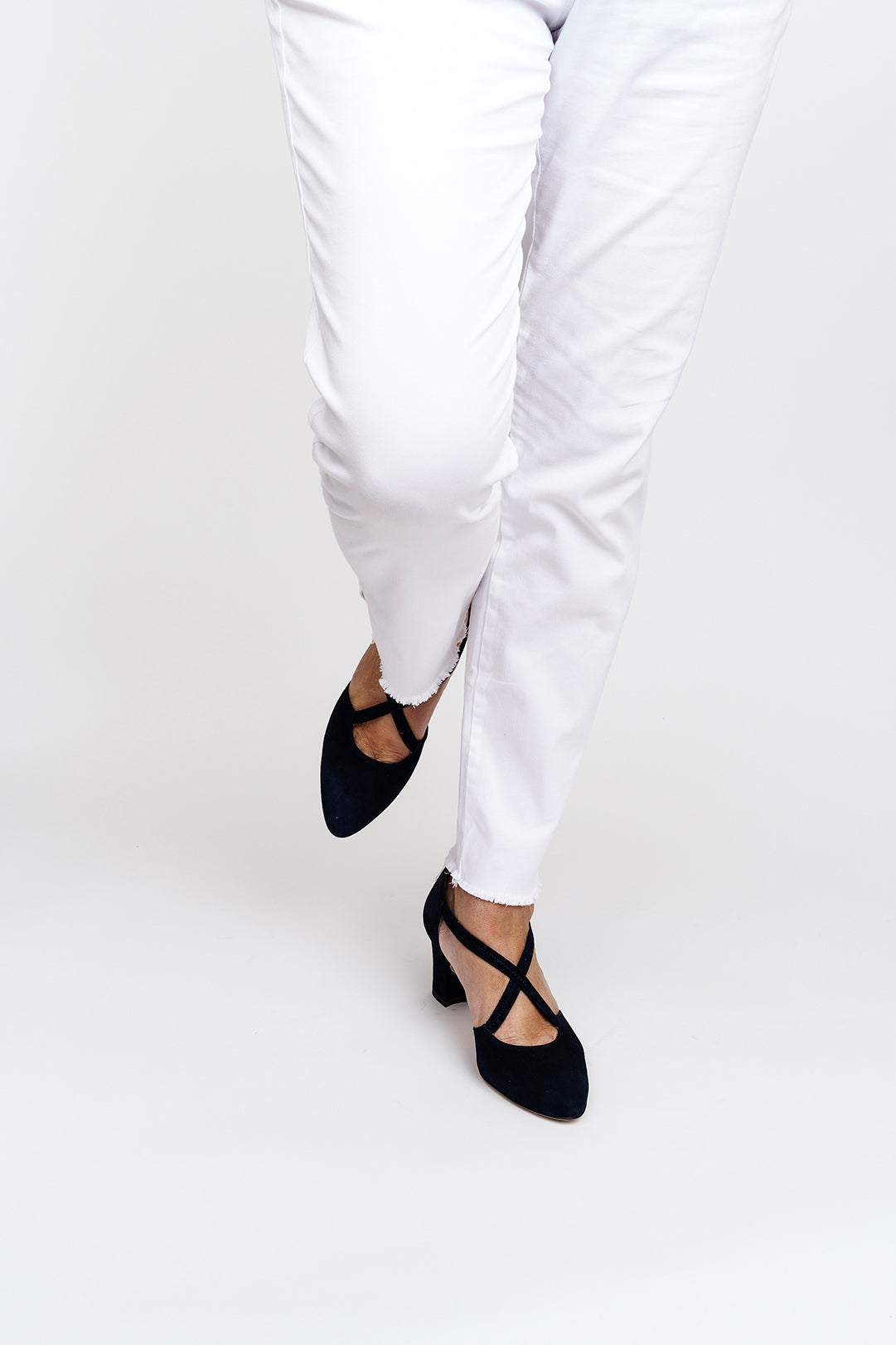 Décolleté in camoscio con incrocio sul collo del piede tacco 6 cm.