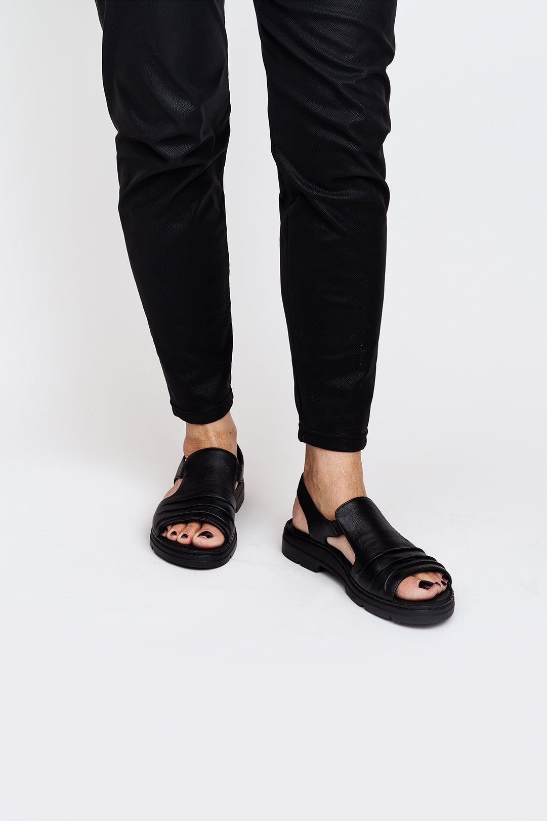 Sandalo in pelle nero tacco 3 cm.