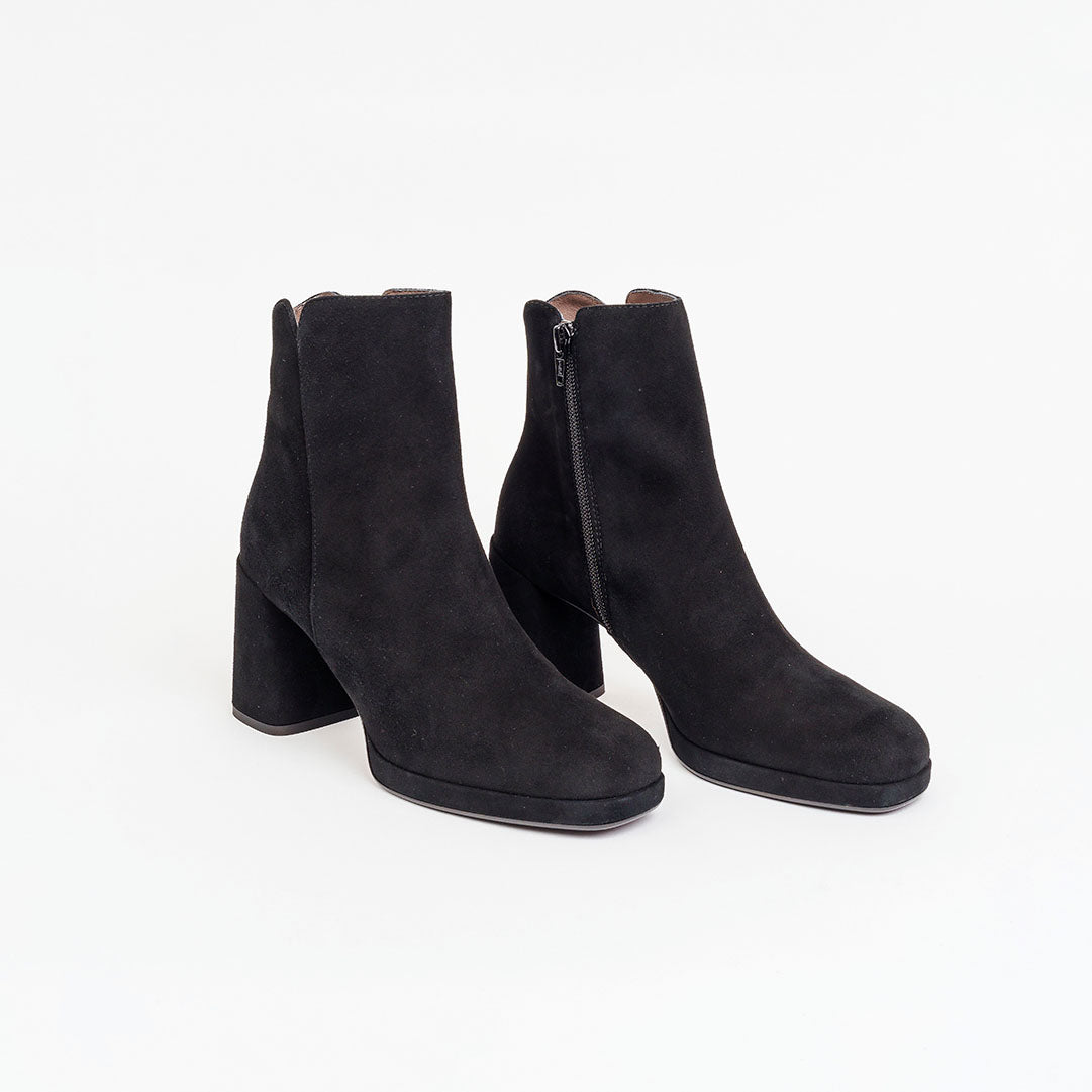 Polacchino in camoscio con plateau tacco 7 cm.