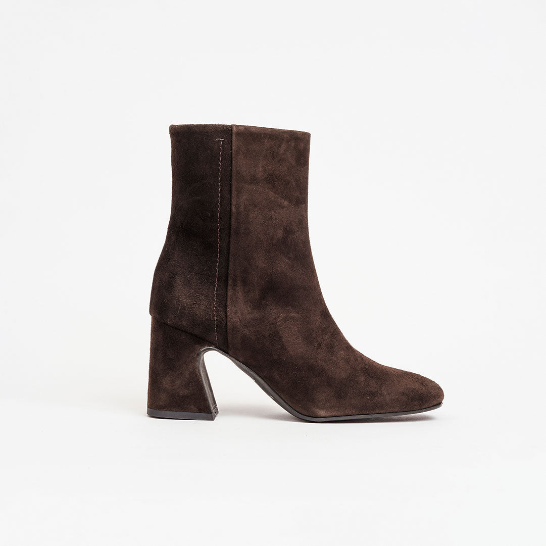 Polacchino in camoscio punta quadra tacco 7 cm.