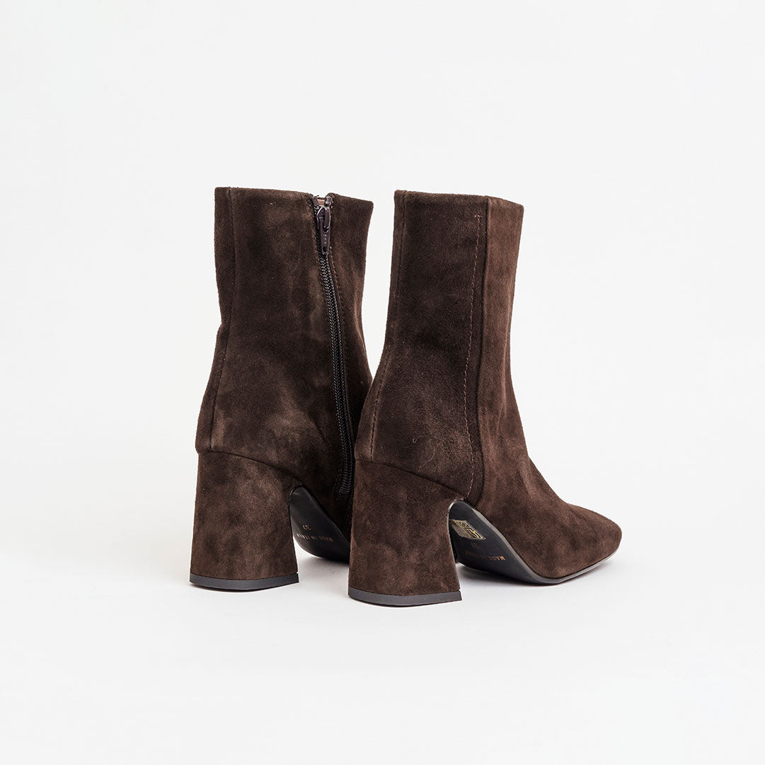 Polacchino in camoscio punta quadra tacco 7 cm.