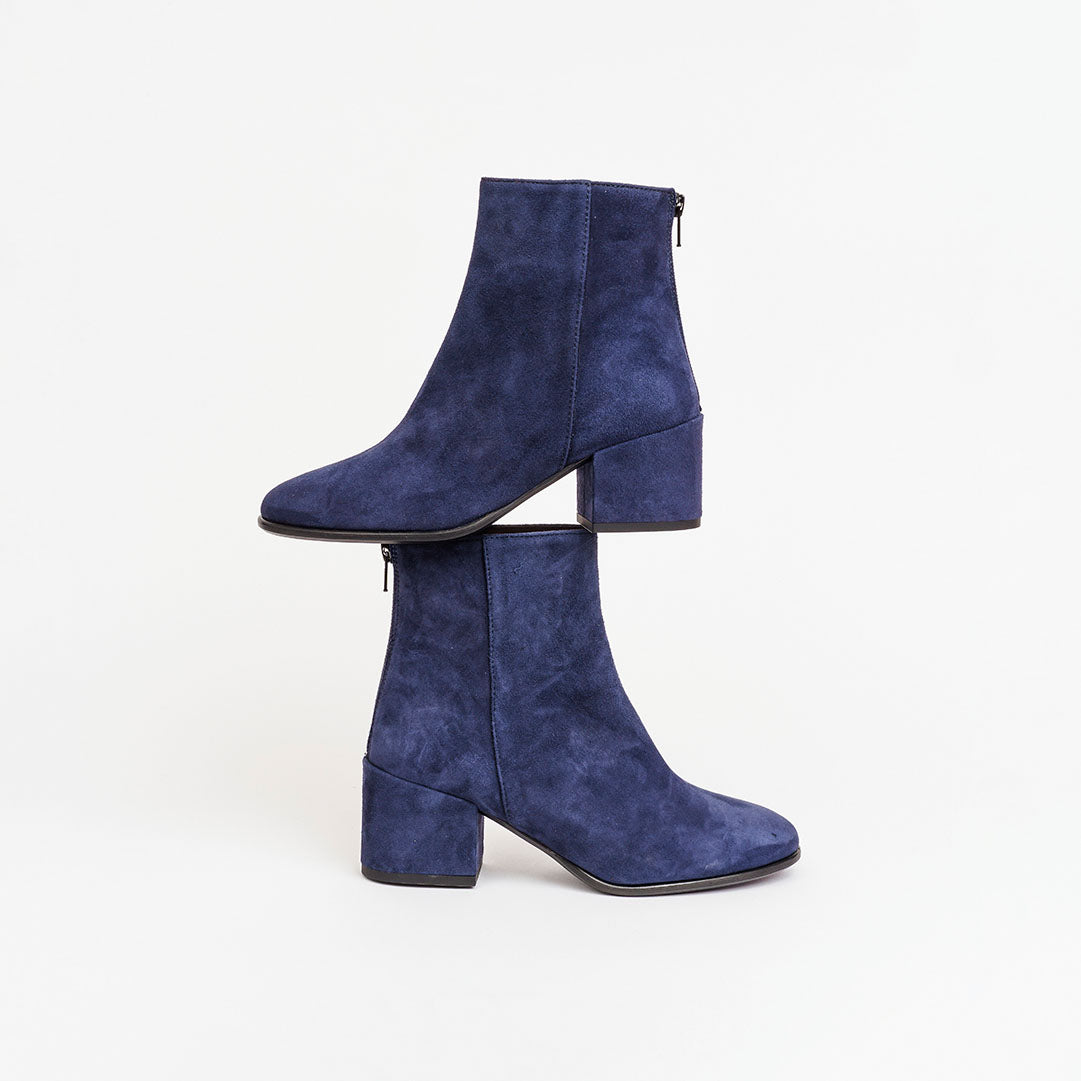 Polacchino in camoscio con zip sul retro tacco 5 cm.