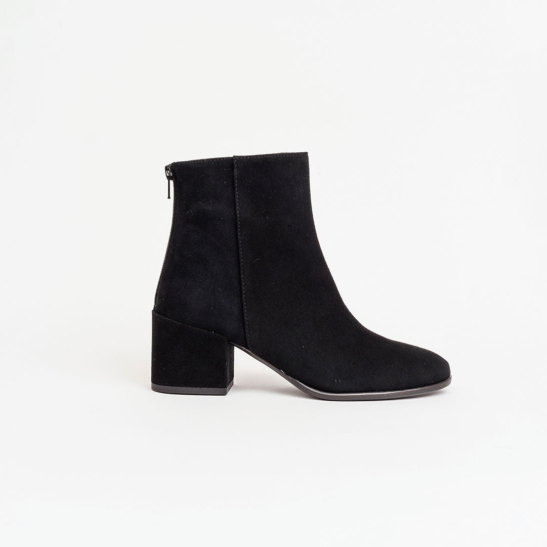 Polacchino in camoscio con zip sul retro tacco 5 cm.