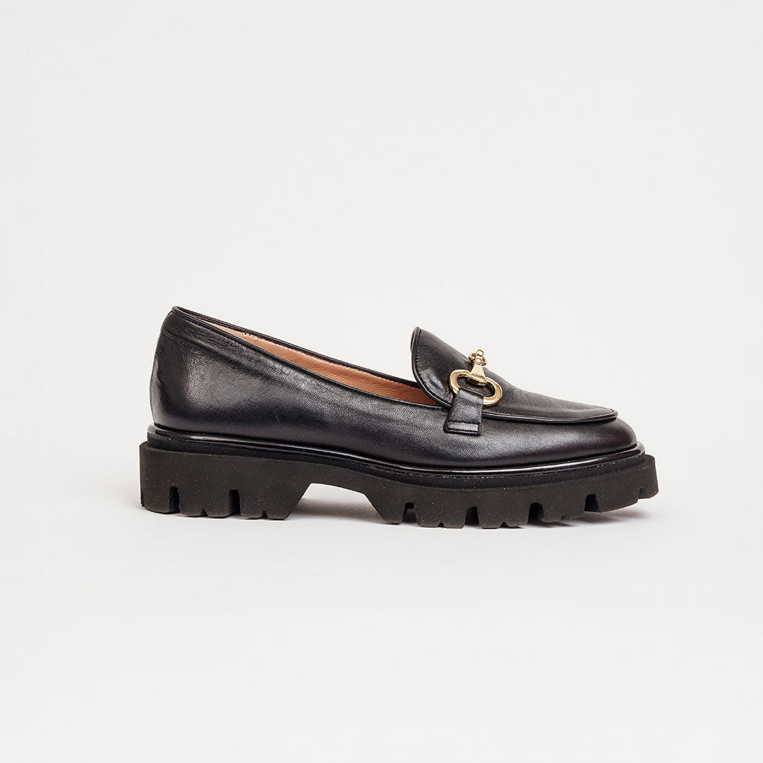 Mocassino in pelle nera con morsetto tacco 2 cm.