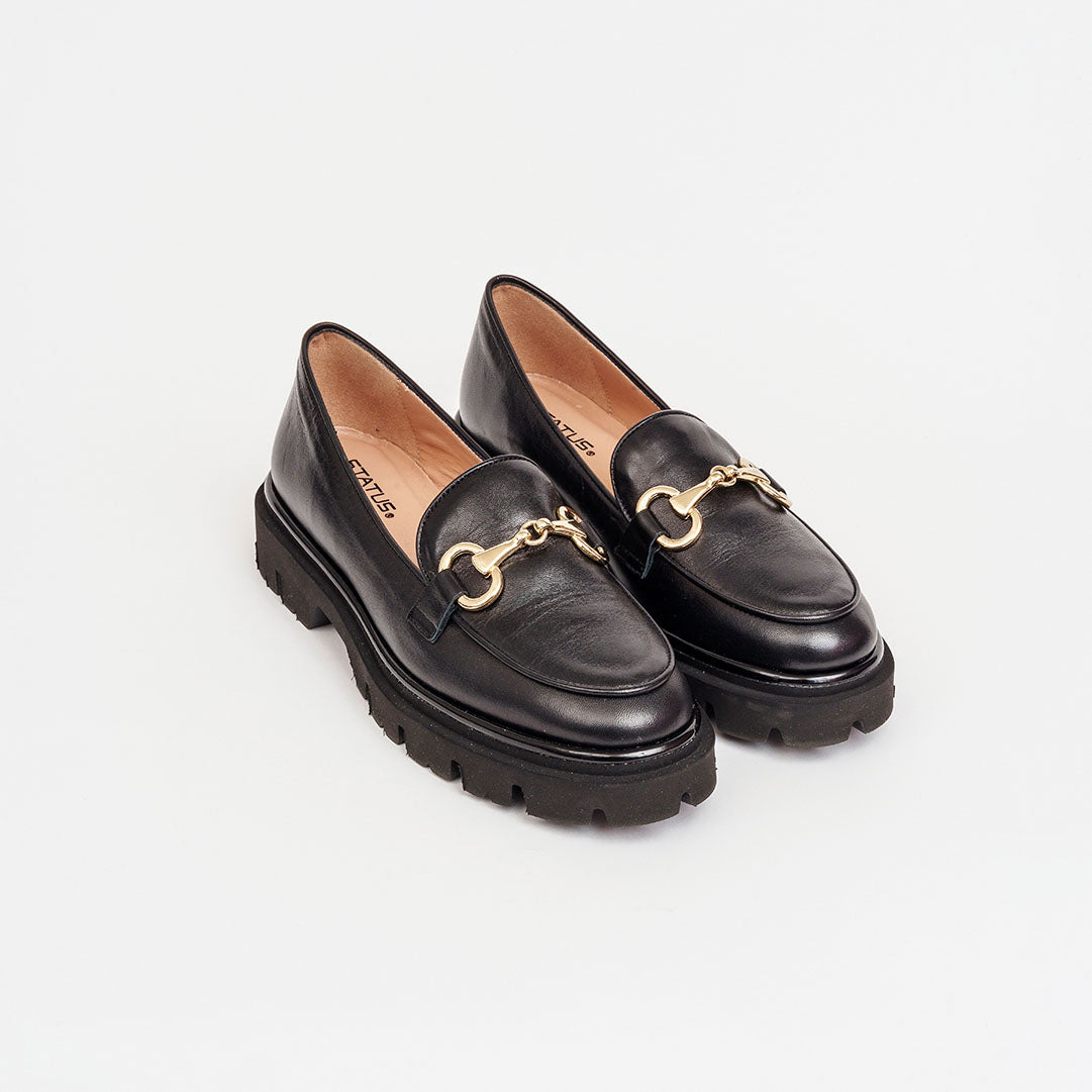 Mocassino in pelle nera con morsetto tacco 2 cm.