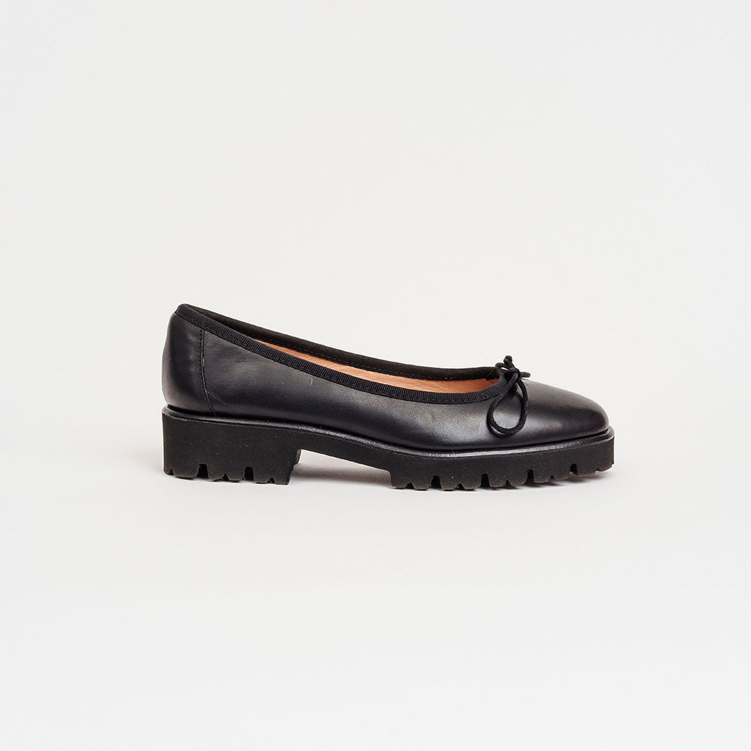 Décolleté in pelle, fondo roccia tacco 2 cm.