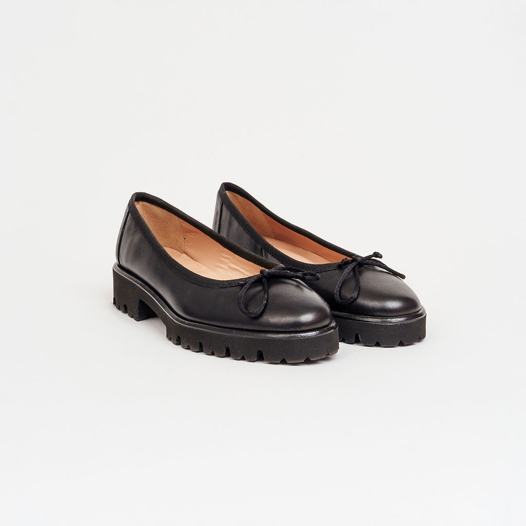 Décolleté in pelle, fondo roccia tacco 2 cm.