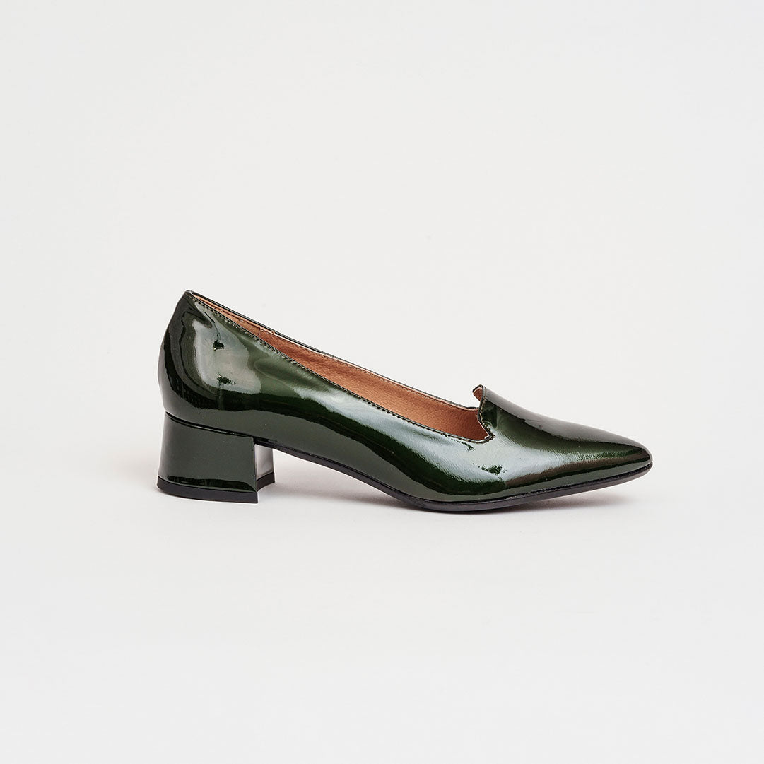 Décolleté slanciato leggermente accollato in vernice o camoscio o velluto tacco 3,5 cm.