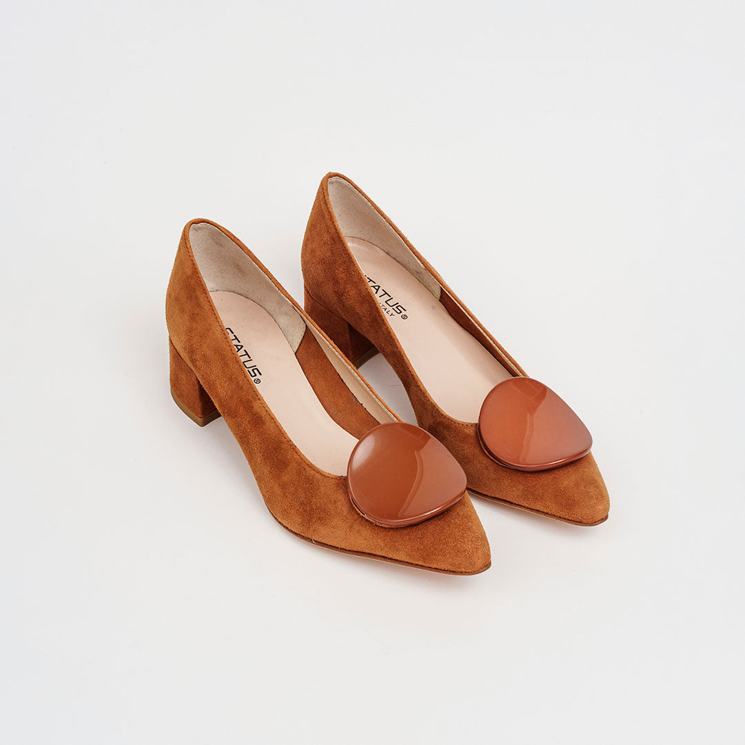 Décolleté slanciato in camoscio con accessorio tacco 3 cm.