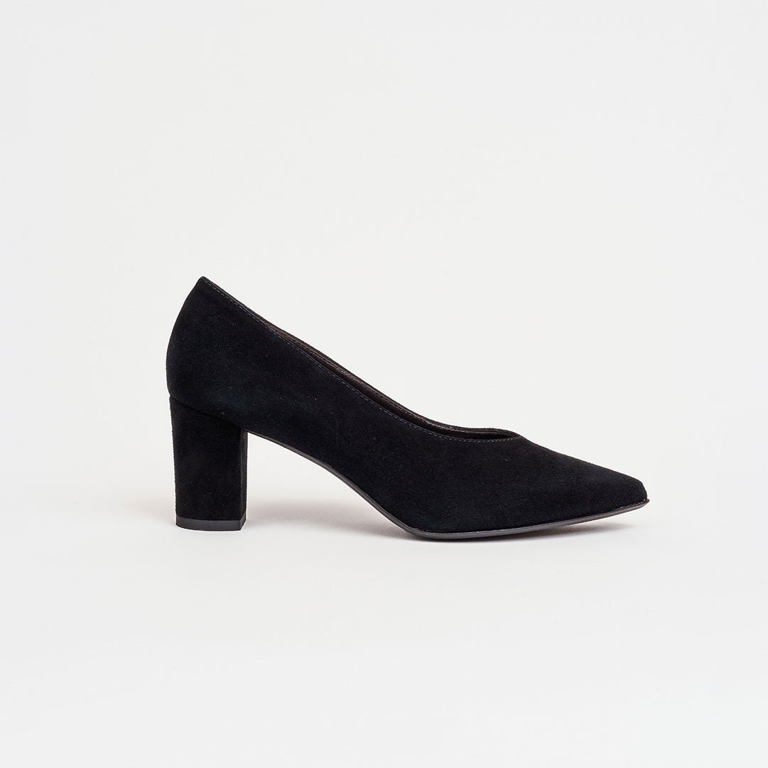 Décolleté punta slanciata in camoscio tacco 6 cm.