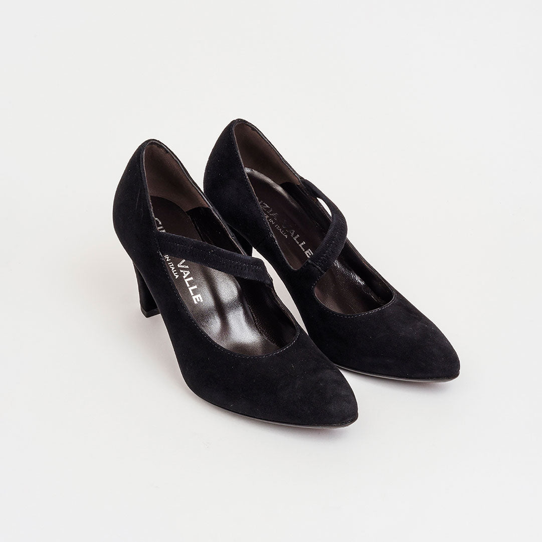 Décolleté in camoscio nero con listino trasversale tacco 7 cm.